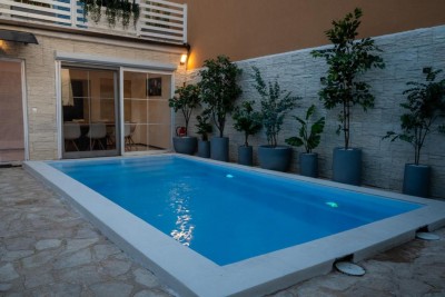 Renovirana kuća s bazenom u mirnom okruženju 24