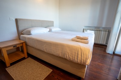 Mediteranska vila s prostranim vrtom i bazenom 44