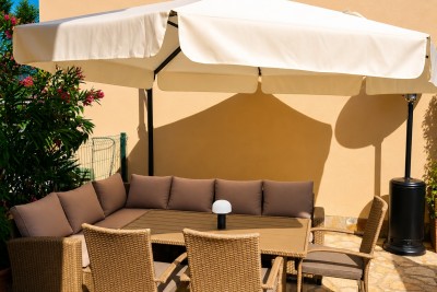 Umag okolica, dvojna kuća s dva odvojena stana i bazenom 18