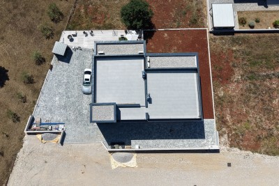 NOVIGRAD – moderan stan s krovnom terasom i pogledom na more 16