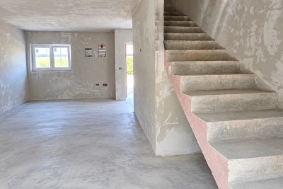 Kuća u nizu s pogledom na more i prostranom okućnicom od cca. 400 m² 9