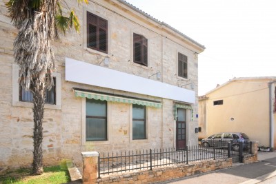 OPPORTUNITY! Istrian stone house with 2 apartments, yard and sea view 4