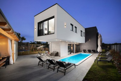 A modern villa with a swimming pool, a sauna and 8 well-equipped bedrooms near the sea 16