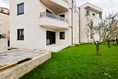 Kvalitetno in moderno stanovanje z dvoriščem na atraktivni lokaciji 1 km od plaže 1
