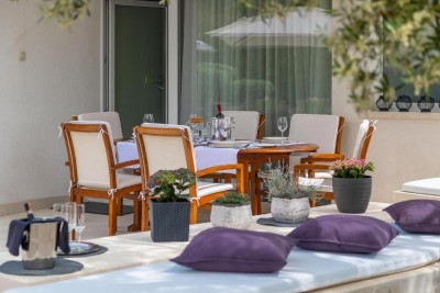 Luksuzna samostojeća vila s bazenom, wellness prostorom i uređenom okućnicom 38