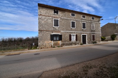 Casa in pietra d'Istria con vista mare per adattamento