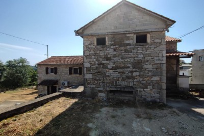 Stara kamnita hiša v centru Istre z dvoriščem in konobo 6