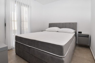 Moderna prizemnica s bazenom na mirnoj lokaciji 19