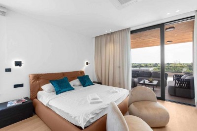 Luksuzni penthouse  s jacuzzijem i pogledom na more 15