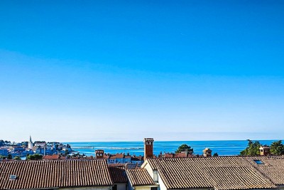 Appartamento in un edificio ristrutturato a 200 metri dal mare e dal centro di Parenzo con terrazza e bellissima vista