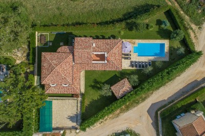 Kamena vila sa bazenom i velikim dvorištem 35