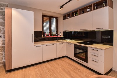 Renovirana istarska ljepotica s bazenom i prostranim dvorištem 11