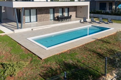 Moderna prizemnica s bazenom na mirnoj lokaciji 27