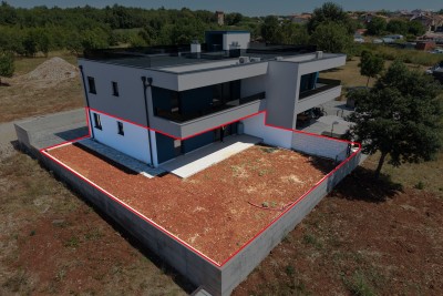 NOVIGRAD – moderan stan u prizemlju s prostranim vrtom 11