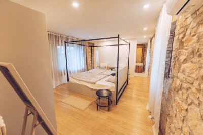 Novigrad okolica, unikatna kamena vila s bazenom 9