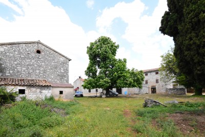 Beautiful Istrian smaller with 2 residential buildings and a large garden 10