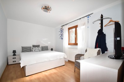 Poreč nei dintorni – ampia casa con 3 appartamenti, grande giardino e potenziale per piscina 21