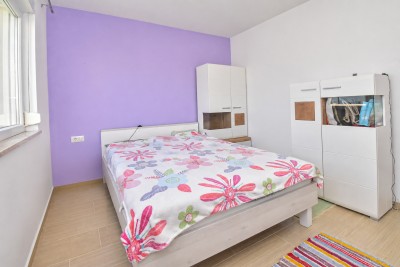 Prostran stan u prizemlju s dvije spavaće sobe i vrtom od 150 m² 9
