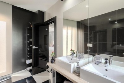 Luksuzna samostojeća vila s bazenom, wellness prostorom i uređenom okućnicom 26