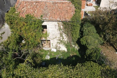 Kamena kuća za adaptaciju ograđena visokim kamenim zidom: Prilika za stvaranje oaze mira i privatnosti 8