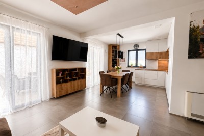 Novigrad – moderna kuća s krovnom terasom i vrtom, 500 m od mora