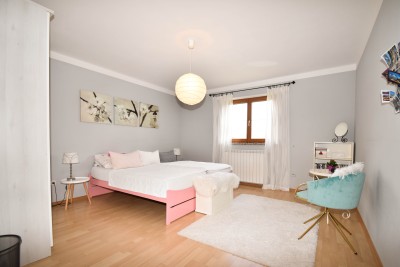 Poreč nei dintorni – ampia casa con 3 appartamenti, grande giardino e potenziale per piscina 23