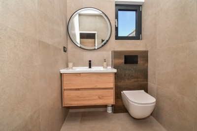 Moderna prizemnica s bazenom na mirnoj lokaciji 17