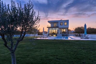Eco-Luxury Oasis: Self-Sustaining Villa With Impressive Design and Spacious Yard 3