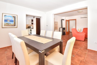 Ekskluziva! Dvojna kuća s bazenom i pogledom na more 8