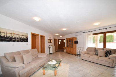 Poreč nei dintorni – ampia casa con 3 appartamenti, grande giardino e potenziale per piscina 18