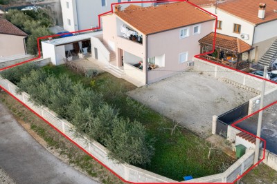 Prostrana kuća s dva stana, velikim dvorištem i konobom