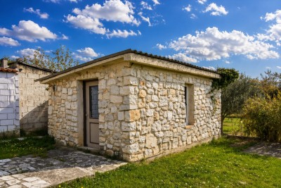 Šarmantna kamena kuća s pomoćnim objektom na prostranom zemljištu 8