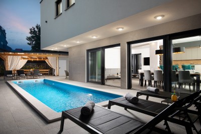 A modern villa with a swimming pool, a sauna and 8 well-equipped bedrooms near the sea 14