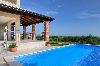 Ein ausgezeichnetes Haus mit Swimmingpool, Panoramablick und einem wunderschön angelegten Garten. 3