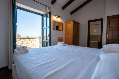 Mediteranska vila s prostranim vrtom i bazenom 40