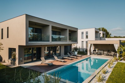 Luxury villa with pool near the sea 3