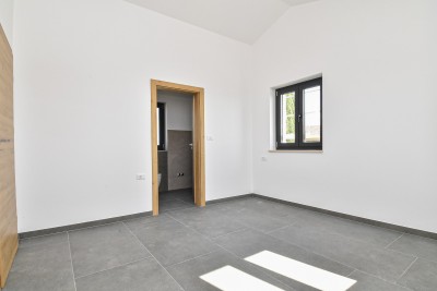 Mediteranska kamena vila s panoramskim pogledom i prostranim dvorištem 25