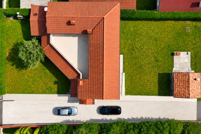 Poreč nei dintorni – ampia casa con 3 appartamenti, grande giardino e potenziale per piscina 7