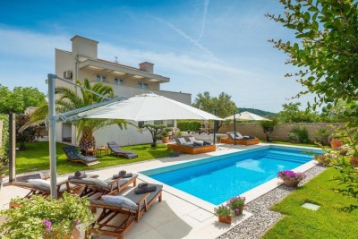 Luksuzna samostojeća vila s bazenom, wellness prostorom i uređenom okućnicom 2