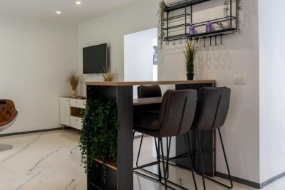 Renovirana kuća s bazenom u mirnom okruženju 8