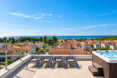 Novigrad – Penthouse s krovnom terasom i pogledom na more