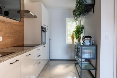 Renovirana kuća s bazenom u mirnom okruženju 7