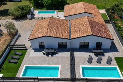 Moderna prizemnica s grijanim bazenom i uređenim dvorištem 36