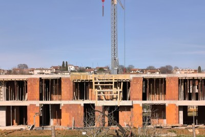 Apartment im 1. Stock mit drei Schlafzimmern, eigenem Garten und Gemeinschaftspool - in Gebäude 3