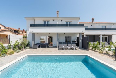 Modernes, komplett eingerichtetes Haus mit Pool, 3 km von Poreč entfernt 4