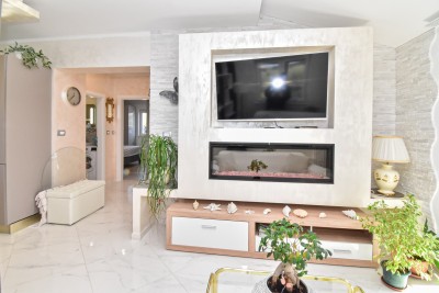 Ekskluzivna kuća na osami s bazenom i prostranom okućnicom 9