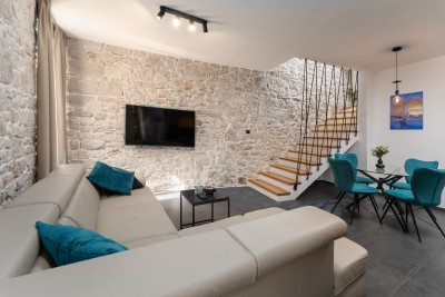 Renovated stone house with 3 apartments in the center 2