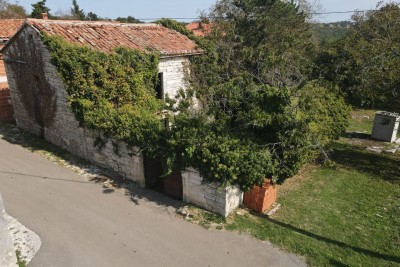 Kamena kuća za adaptaciju ograđena visokim kamenim zidom: Prilika za stvaranje oaze mira i privatnosti 1