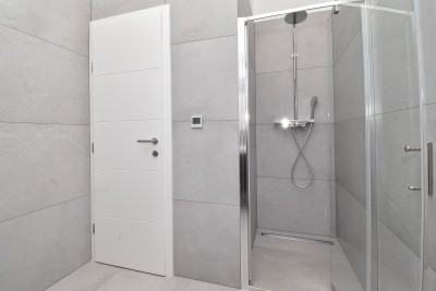 Moderna prizemnica s grijanim bazenom i uređenim dvorištem 24