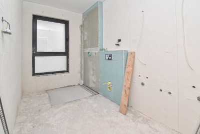 Luksuzan stan na 1. katu s prostranom natkrivenom terasom – mirna lokacija, 3 km od mora 25